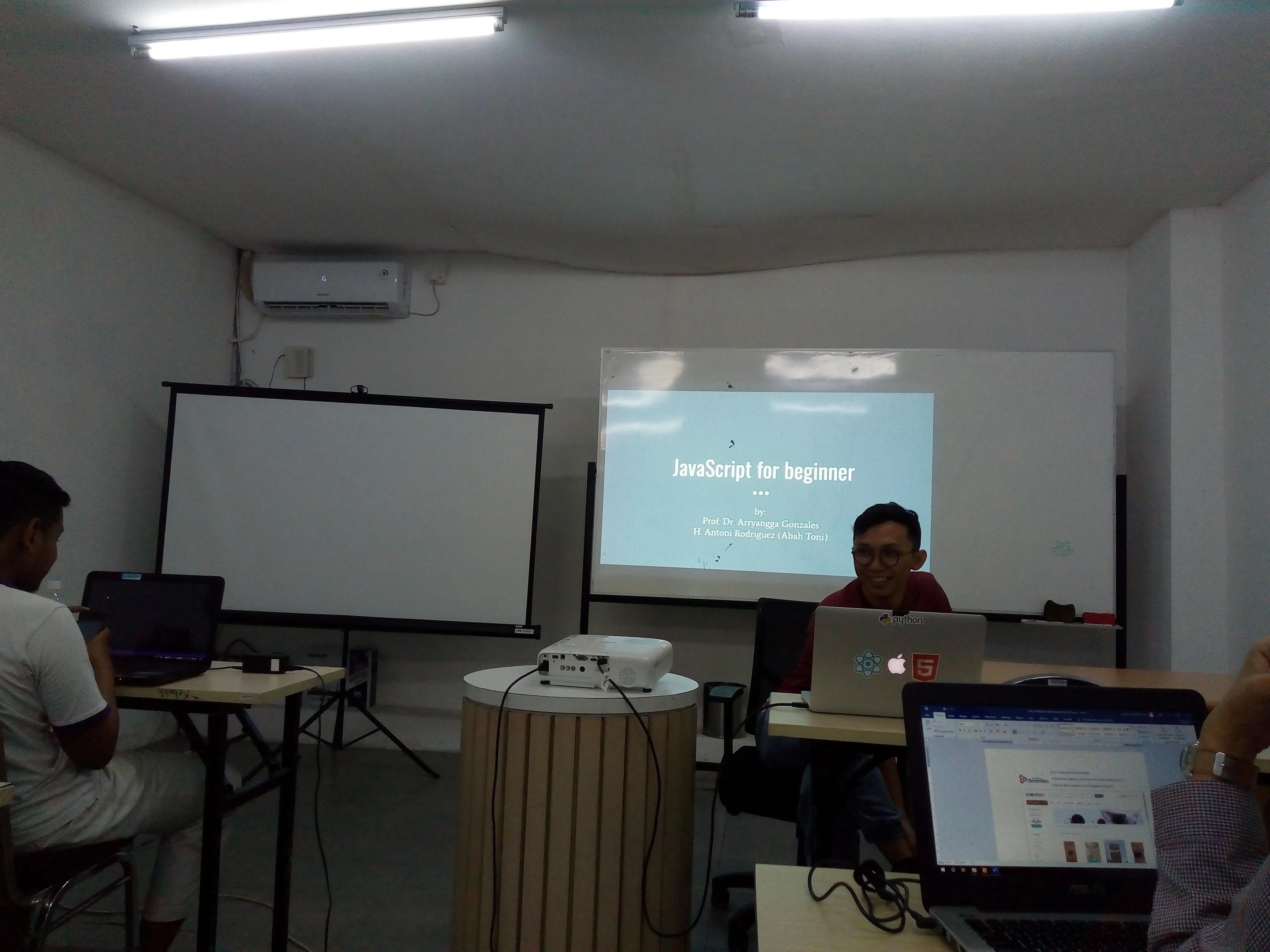 Materi yang dibawakan oleh Arryangga dan Antoni