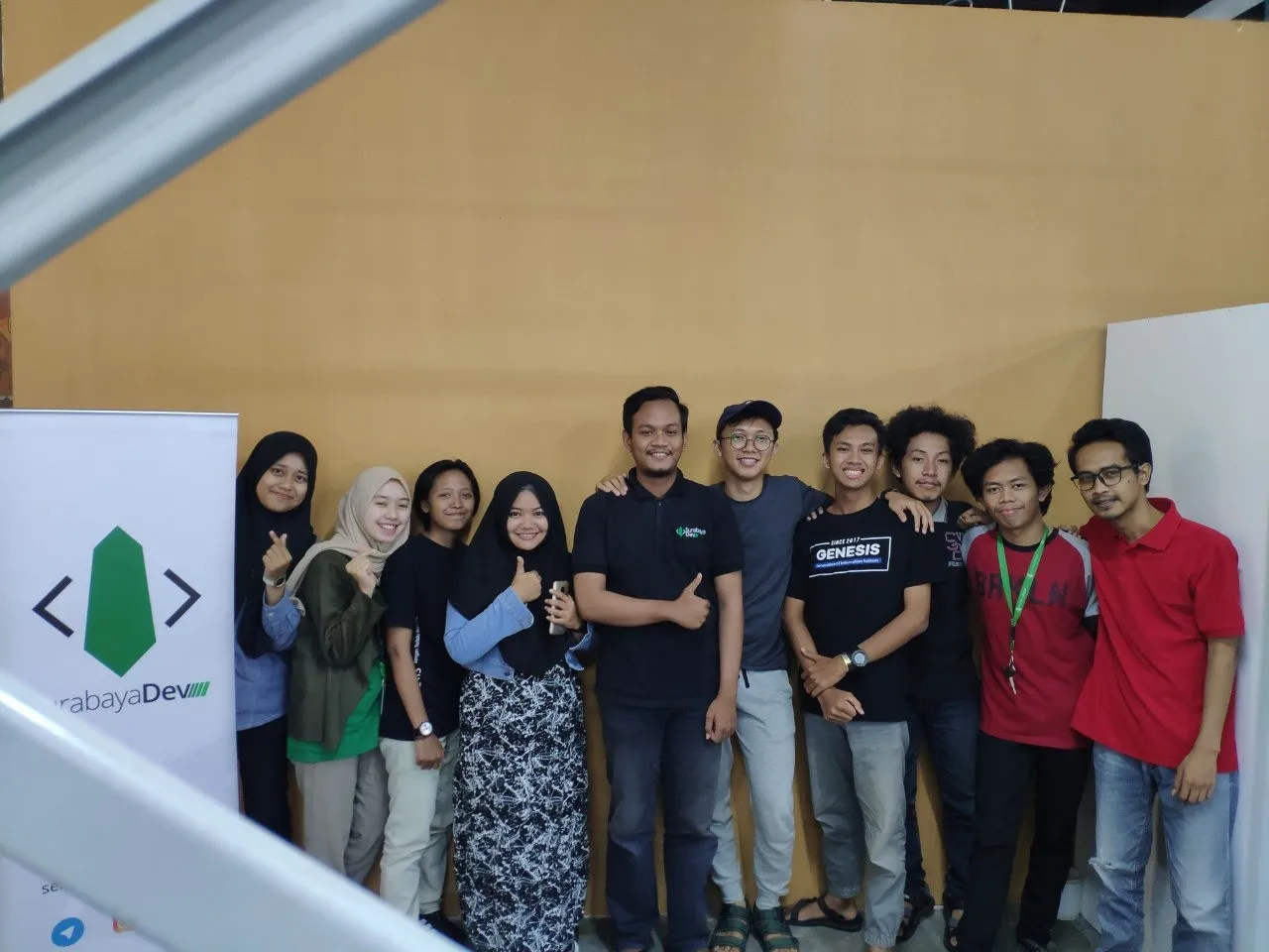 Pengurus komunitas surabayadev foto bersama di akhir acara