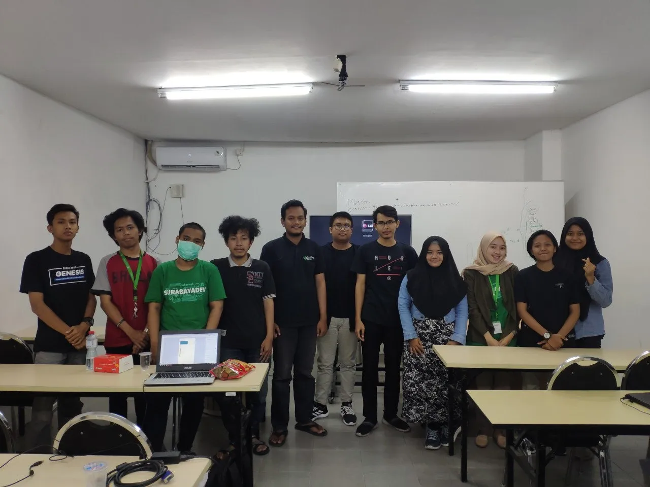 Pengurus komunitas surabayadev sedang belajar UI UX