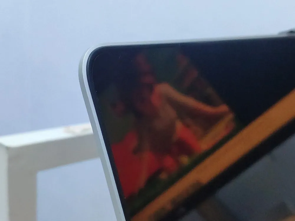 Hasil Pemasangan Screen Protector untuk Melindungi Staingate Pada Macbook