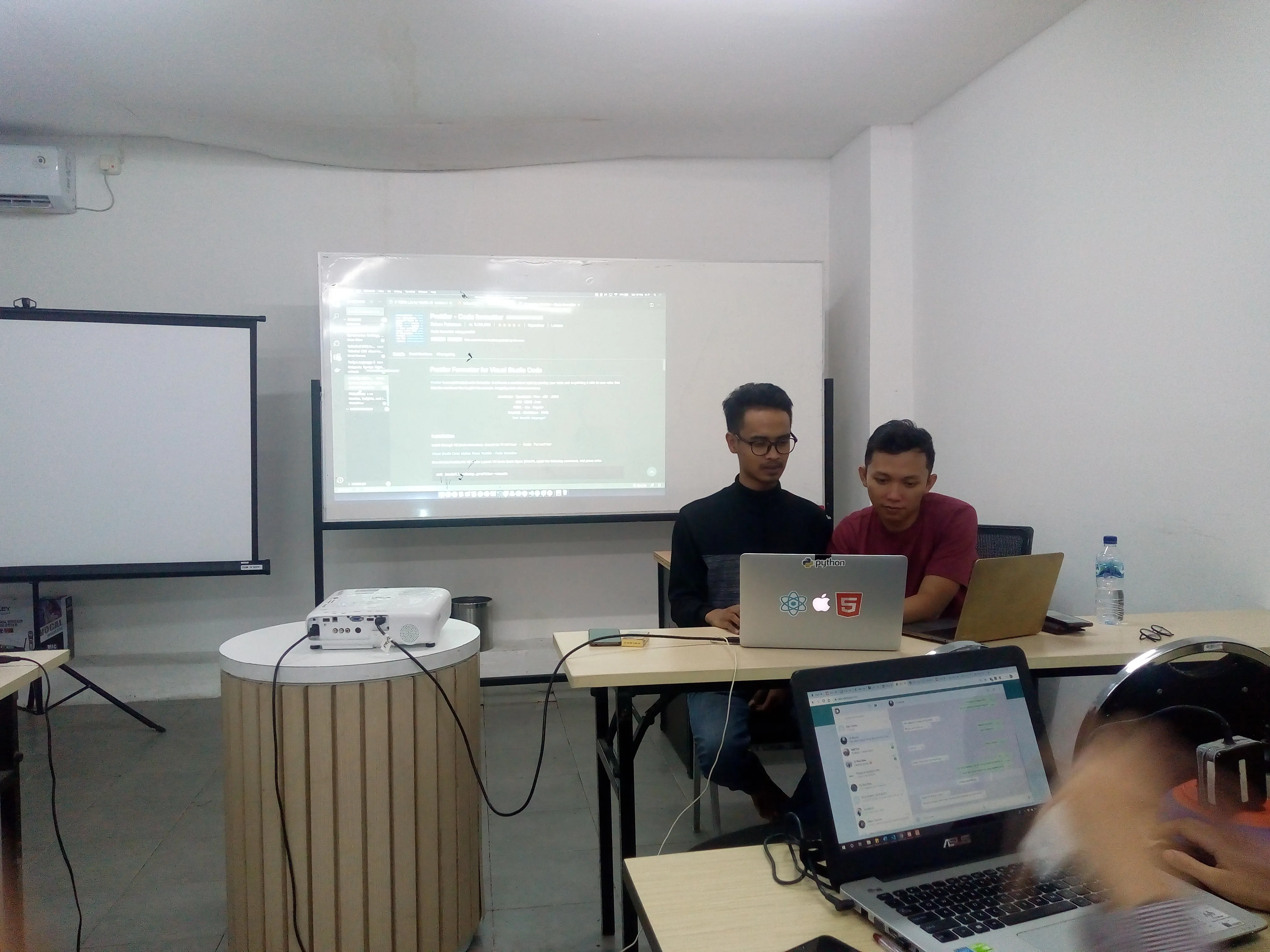 Antoni dan Arryangga Sedang mengajar JavaScript